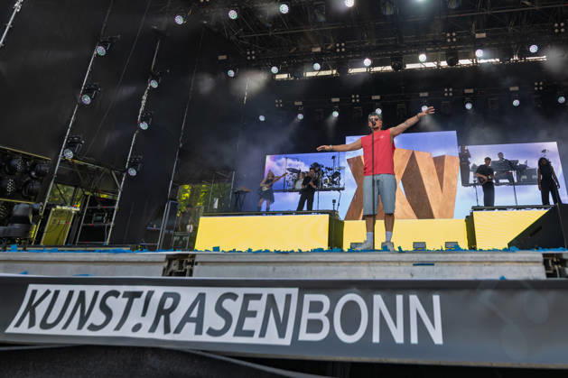 Montez auf dem Kunst!Rasen Bonn Der Deutschpop Rapper Montez beim Live Auftritt beim Open-Air-Konzert auf dem Kunst!Rasen Bonn-Gronau. Die sommerliche Konzertreihe Kunst!Rasen findet am Rande der Rheinaue am Bonner Rheinufer statt. Bonn Nordrhein-Westfalen Deutschland Copyright: xMarcxJohnx