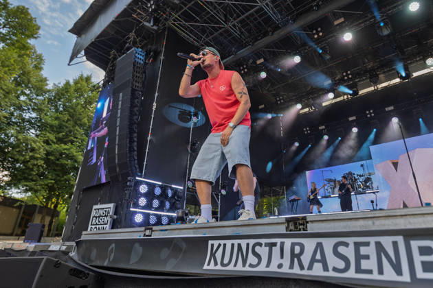 Montez auf dem Kunst!Rasen Bonn Der Deutschpop Rapper Montez beim Live Auftritt beim Open-Air-Konzert auf dem Kunst!Rasen Bonn-Gronau. Die sommerliche Konzertreihe Kunst!Rasen findet am Rande der Rheinaue am Bonner Rheinufer statt. Bonn Nordrhein-Westfalen Deutschland Copyright: xMarcxJohnx