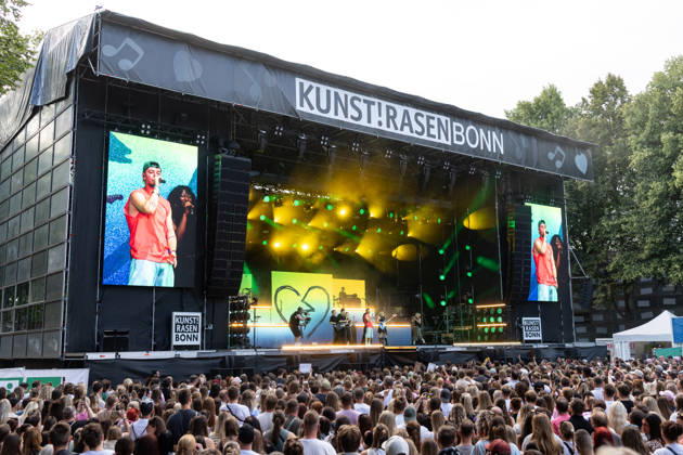 Montez auf dem Kunst!Rasen Bonn Der Deutschpop Rapper Montez beim Live Auftritt beim Open-Air-Konzert auf dem Kunst!Rasen Bonn-Gronau. Die sommerliche Konzertreihe Kunst!Rasen findet am Rande der Rheinaue am Bonner Rheinufer statt. Bonn Nordrhein-Westfalen Deutschland Copyright: xMarcxJohnx
