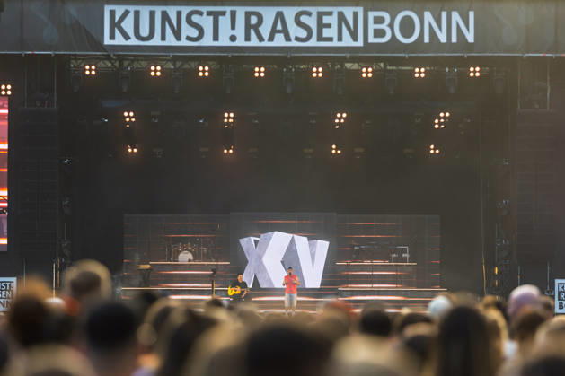 Montez auf dem Kunst!Rasen Bonn Der Deutschpop Rapper Montez beim Live Auftritt beim Open-Air-Konzert auf dem Kunst!Rasen Bonn-Gronau. Die sommerliche Konzertreihe Kunst!Rasen findet am Rande der Rheinaue am Bonner Rheinufer statt. Bonn Nordrhein-Westfalen Deutschland Copyright: xMarcxJohnx