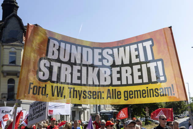 Ruhrpott Rebellion der IG-Metall in Duisburg. 04.07.2026, EU, DEU, Deutschland, Nordrhein-Westfalen, Duisburg: mehrere tausend IG-Metall Mitglieder und Verdi Mitglieder Demonstrieren unter den Motto Hände weg von Sozialstaat . Die Demonstration Sammelte sich vor dem DGB-Haus am Stapeltor und zog zur Kundgebung auf dem Opernplatz. Mit bundesweiten Aktionen machen die Gewerkschaften mobil gegen das Reformpaket, auf das sich die Berliner Regierungskoalition in der vergangenen Woche verständigt hat. Sie fordern Veränderungen in der parlamentarischen Beratung des Pakets, das die Redner bei der Kundgebung auf dem Opernplatz als Verteilung von unten nach oben scharf kritisierten. EU, DEU, Germany, North Rhine-Westphalia, Duisburg: sever