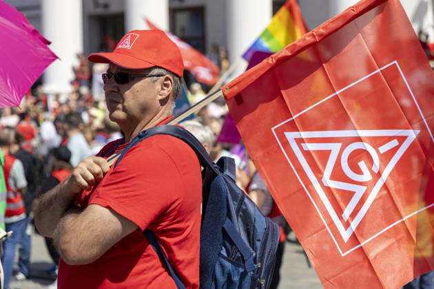 Ruhrpott Rebellion der IG-Metall in Duisburg. 04.07.2026, EU, DEU, Deutschland, Nordrhein-Westfalen, Duisburg: mehrere tausend IG-Metall Mitglieder und Verdi Mitglieder Demonstrieren unter den Motto Hände weg von Sozialstaat . Die Demonstration Sammelte sich vor dem DGB-Haus am Stapeltor und zog zur Kundgebung auf dem Opernplatz. Mit bundesweiten Aktionen machen die Gewerkschaften mobil gegen das Reformpaket, auf das sich die Berliner Regierungskoalition in der vergangenen Woche verständigt hat. Sie fordern Veränderungen in der parlamentarischen Beratung des Pakets, das die Redner bei der Kundgebung auf dem Opernplatz als Verteilung von unten nach oben scharf kritisierten. EU, DEU, Germany, North Rhine-Westphalia, Duisburg: sever