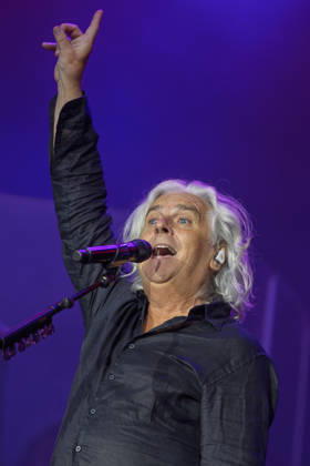 Marillion auf dem Kunst!Rasen Bonn Marillion-Leadsänger Steve HOGARTH beim Live-Auftritt der britischen Prog-Rock-Band vor rund 3.500 Zuschauern beim Open-Air-Konzert auf dem Kunst!Rasen Bonn-Gronau. Die Konzertreihe findet am Rande der Rheinaue am Bonner Rheinufer statt. Bonn Nordrhein-Westfalen Deutschland Copyright: xMarcxJohnx