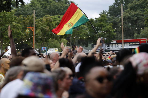 Zuschauer schwenken die Flagge von Bolivien an der Red Stage beim Summerjam Festival 2026 am Fühlinger See. Das Summerjam Festival ist eines der größten Reggae-Festivals in Europa und existiert dieses Jahr 39 Jahre, 29 davon in Köln. (Themenbild, Symbolbild) Köln, 05.07.2026 NRW Deutschland Copyright: xChristophxHardtx