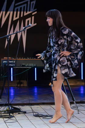 05.07.2026, Bellinzona, Parco Urbano, Nevermind Music Fest 2026: Monte Mai. AnaÃ¯s Schmid (lead vocals & synths) Bellinzona Parco Urbano Ticino Switzerland Copyright: xJustPictures.ch FrancescoxMinghettix jp-en-FrMi-_NG_0228