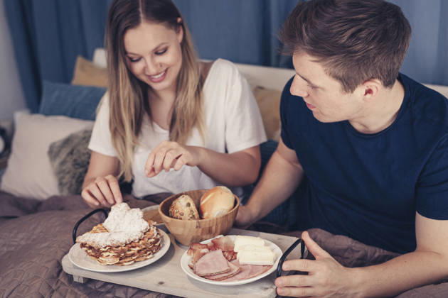 Young couple having breakfast in bed model released, Symbolfoto property released, SEBF00076