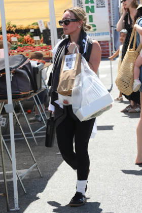 Celebrities enjoy a bright, warm day shopping at the Farmers Market Featuring: Hilary Duff Where: Studio City, California, United States When: 05 Jul 2026 Credit: H2Y INSTARimages EDITORIAL USE ONLY. NOT FOR USE BY NEWSPAPERS BASED IN THE UK. Copyright: xx instar55830634