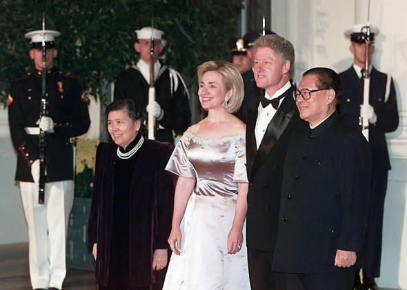RECORD DATE NOT STATED President Bill Clinton, First Lady Hillary Clinton, Chinese President Jiang Zemin (right), and Jiang s wife Wang Yeping President Bill Clinton, First Lady Hillary Clinton, Chinese President Jiang Zemin (right), and Jiang s wife Wang Yeping pose for photographers upon Jiang s arrival at the White House for a state dinner in his honour on October 29, 1997 Editorial Use only. All other uses to be cleared for permission with WHA or representative agent., WHA_197_0562.JPG.jpg, President Bill Clinton; First Lady Hillary Clinton; Chinese President Jiang Zemin; Wang Yeping; White House; state dinner; arrival; photographers; October 29, 1997; honour; pose; guests; formal event; diplomatic visit; historical moment; political le Copyright: xWorldxHistoryxArchivex