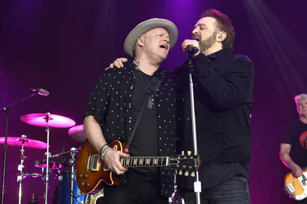 Dan Vickrey und Adam Duritz von den Counting Crows live bei einem Konzert der The Complete Sweets! - Tour auf der Gilde Parkbühne. Hannover, 05.07.2026