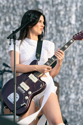 Wolf Alice Performs At Finsbury Park - London Ellie Rowsell of Wolf Alice performs at Wolf Alice at Finsbury Park on July 05, 2026 in London, England. Photo by LounisPhotography ABACAPRESS.COM London United Kingdom  Copyright: xLounisPhotography ABACAx