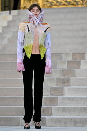 PFW Haute Couture Schiaparelli Outside Arrivals JR Emma Corrin arriving at the Schiaparelli show during Haute Couture Fashion Week in Paris, France, on 6 July 2026. Photo by Julien Reynaud APS-Medias ABACAPRESS.COM Paris France  Copyright: xReynaudxJulien APS-Medias ABACAx