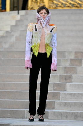 PFW Haute Couture Schiaparelli Outside Arrivals JR Emma Corrin arriving at the Schiaparelli show during Haute Couture Fashion Week in Paris, France, on 6 July 2026. Photo by Julien Reynaud APS-Medias ABACAPRESS.COM Paris France  Copyright: xReynaudxJulien APS-Medias ABACAx