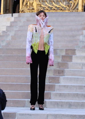 Emma Corrin Arrives at the Schiaparelli Fall Winter 2026–2027 Haute Couture Collection Fashion Show During Paris Fashion Week on July 6, 2026 Denis Guignebourg Bestimage Celebrities at the Schiaparelli Fall Winter 2026–2027 Haute Couture Collection Fashion show, during Paris Fashion Week on July 6, 2026, Paris, France  Copyright: xDenisxGuignebourgx xBestimagexDenisxGuignebourgx xBestimagex