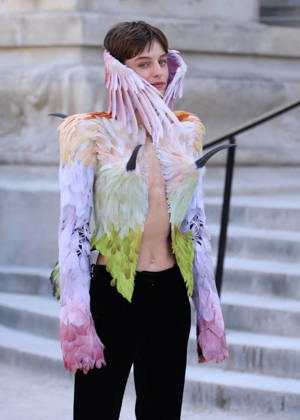 Emma Corrin Arrives at the Schiaparelli Fall Winter 2026–2027 Haute Couture Collection Fashion Show During Paris Fashion Week on July 6, 2026 Denis Guignebourg Bestimage Celebrities at the Schiaparelli Fall Winter 2026–2027 Haute Couture Collection Fashion show, during Paris Fashion Week on July 6, 2026, Paris, France  Copyright: xDenisxGuignebourgx xBestimagexDenisxGuignebourgx xBestimagex