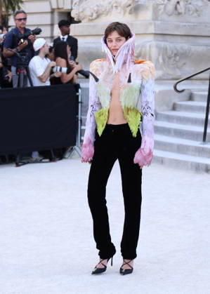 Emma Corrin Arrives at the Schiaparelli Fall Winter 2026–2027 Haute Couture Collection Fashion Show During Paris Fashion Week on July 6, 2026 Denis Guignebourg Bestimage Celebrities at the Schiaparelli Fall Winter 2026–2027 Haute Couture Collection Fashion show, during Paris Fashion Week on July 6, 2026, Paris, France  Copyright: xDenisxGuignebourgx xBestimagexDenisxGuignebourgx xBestimagex