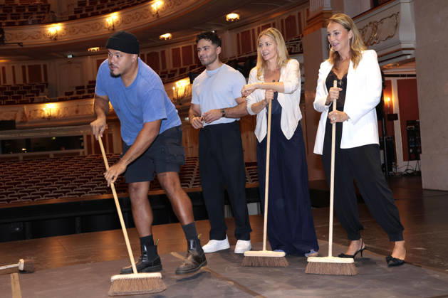 Aram Arami Jessica Ginkel und Caroline Beil beim exklusiven Workshop von den Stomp Percussion Kuenstlern anlaesslich eines Gastspiels in der Staatsoper Unter den Linden am 6.07.2026 in Berlin Promi-Workshop fuer Caroline Beil, Jessica Ginkel & Aram Arami mit den Stomp Percussion Kuenstlern