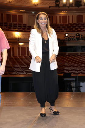 Caroline Beil beim exklusiven Workshop von den Stomp Percussion Kuenstlern anlaesslich eines Gastspiels in der Staatsoper Unter den Linden am 6.07.2026 in Berlin Promi-Workshop fuer Caroline Beil, Jessica Ginkel & Aram Arami mit den Stomp Percussion Kuenstlern
