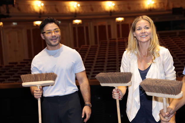 Aram Arami und Jessica Ginkel beim exklusiven Workshop von den Stomp Percussion Kuenstlern anlaesslich eines Gastspiels in der Staatsoper Unter den Linden am 6.07.2026 in Berlin Promi-Workshop fuer Caroline Beil, Jessica Ginkel & Aram Arami mit den Stomp Percussion Kuenstlern