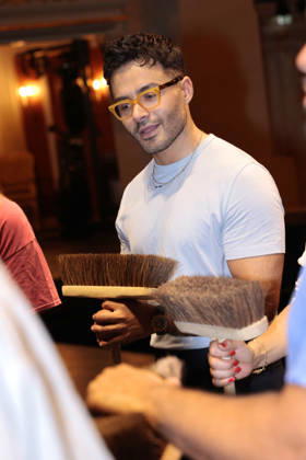 Aram Arami beim exklusiven Workshop von den Stomp Percussion Kuenstlern anlaesslich eines Gastspiels in der Staatsoper Unter den Linden am 6.07.2026 in Berlin Promi-Workshop fuer Caroline Beil, Jessica Ginkel & Aram Arami mit den Stomp Percussion Kuenstlern