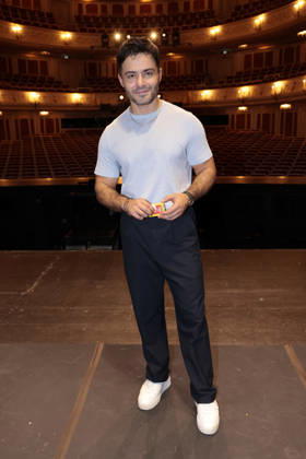 Aram Arami beim exklusiven Workshop von den Stomp Percussion Kuenstlern anlaesslich eines Gastspiels in der Staatsoper Unter den Linden am 6.07.2026 in Berlin Promi-Workshop fuer Caroline Beil, Jessica Ginkel & Aram Arami mit den Stomp Percussion Kuenstlern
