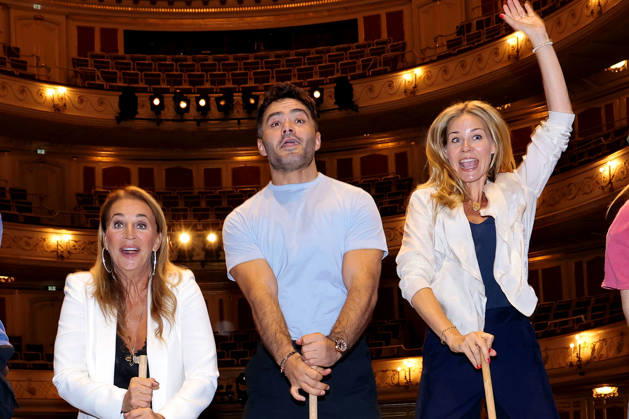 Caroline Beil, Aram Arami und Jessica Ginkel beim exklusiven Workshop von den Stomp Percussion Kuenstlern anlaesslich eines Gastspiels in der Staatsoper Unter den Linden am 6.07.2026 in Berlin Promi-Workshop fuer Caroline Beil, Jessica Ginkel & Aram Arami mit den Stomp Percussion Kuenstlern