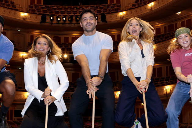 Caroline Beil, Aram Arami und Jessica Ginkel beim exklusiven Workshop von den Stomp Percussion Kuenstlern anlaesslich eines Gastspiels in der Staatsoper Unter den Linden am 6.07.2026 in Berlin Promi-Workshop fuer Caroline Beil, Jessica Ginkel & Aram Arami mit den Stomp Percussion Kuenstlern