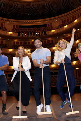 Caroline Beil, Aram Arami und Jessica Ginkel beim exklusiven Workshop von den Stomp Percussion Kuenstlern anlaesslich eines Gastspiels in der Staatsoper Unter den Linden am 6.07.2026 in Berlin Promi-Workshop fuer Caroline Beil, Jessica Ginkel & Aram Arami mit den Stomp Percussion Kuenstlern