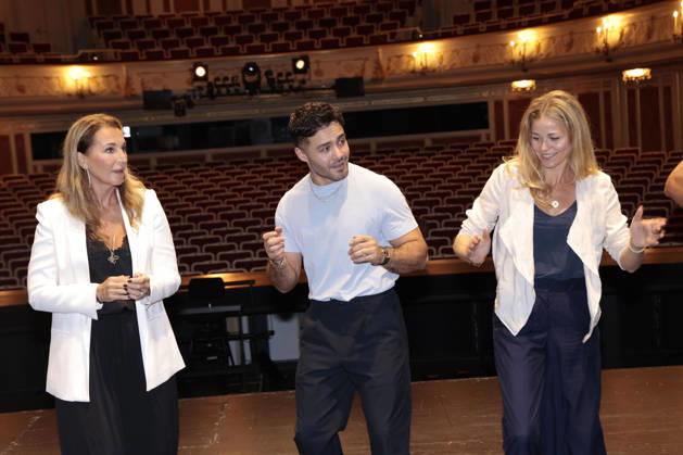 Caroline Beil, Aram Arami und Jessica Ginkel beim exklusiven Workshop von den Stomp Percussion Kuenstlern anlaesslich eines Gastspiels in der Staatsoper Unter den Linden am 6.07.2026 in Berlin Promi-Workshop fuer Caroline Beil, Jessica Ginkel & Aram Arami mit den Stomp Percussion Kuenstlern