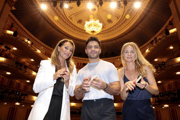 Caroline Beil, Aram Arami und Jessica Ginkel beim exklusiven Workshop von den Stomp Percussion Kuenstlern anlaesslich eines Gastspiels in der Staatsoper Unter den Linden am 6.07.2026 in Berlin Promi-Workshop fuer Caroline Beil, Jessica Ginkel & Aram Arami mit den Stomp Percussion Kuenstlern