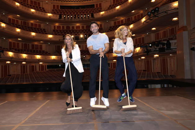 Caroline Beil, Aram Arami und Jessica Ginkel beim exklusiven Workshop von den Stomp Percussion Kuenstlern anlaesslich eines Gastspiels in der Staatsoper Unter den Linden am 6.07.2026 in Berlin Promi-Workshop fuer Caroline Beil, Jessica Ginkel & Aram Arami mit den Stomp Percussion Kuenstlern
