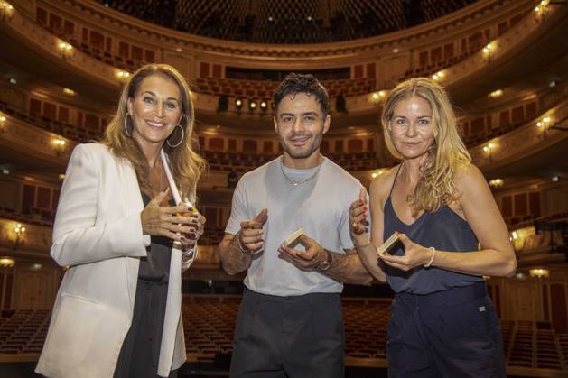 ABB STOMP-Caroline Beil, Aram Arami und Jessica Ginkel auf der Buehne beim Foto-TV-Call zum Gastspiel von STOMP in der Staatsoper Unter den Linden, Berlin den 06.07.2026 Berlin Deutschland