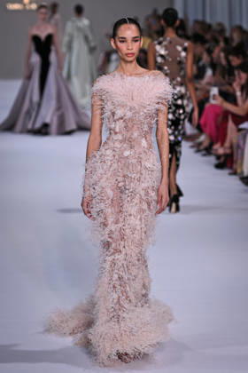 PFW - Tamara Ralph Runway in Paris FA A model walks the runway the Autumn-Winter 2027 2028 couture collection by Tamara Ralph during the Paris Fashion Week, on July 6, 2026. Photo by Firas Abdullah ABACAPRESS.COM Paris Ile-de-France France  Copyright: xAbdullahxFiras ABACAx