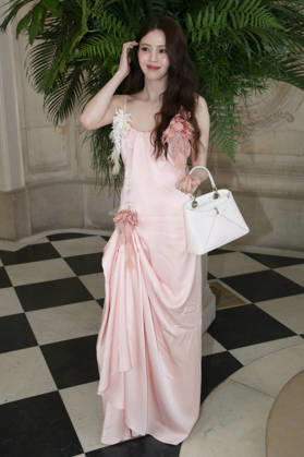 Han So-hee at the Christian Dior Fashion Show, Fall Winter 2026–2027 Haute Couture Collection Photocall, as part of Paris Fashion Week, France, July 6, 2026 Bertrand Rindoff Bestimage Christian Dior Haute Couture Fall Winter 2026–2027 show as part of Paris Fashion Week on July 6, 2026, in Paris, France Paris, France  Copyright: xBERTRANDxRINDOFFxPETROFFx xBESTIMAGExBERTRANDxRINDOFFxPETROFFx xBESTIMAGEx
