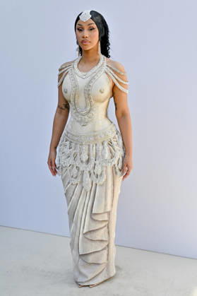 PFW Haute Couture Rahul Mishra Photocall JR Cardi B attending the Rahul Mishra photocall during Haute Couture Fashion Week in Paris, France, on 6 July 2026. Photo by Julien Reynaud APS-Medias ABACAPRESS.COM Paris France  Copyright: xReynaudxJulien APS-Medias ABACAx