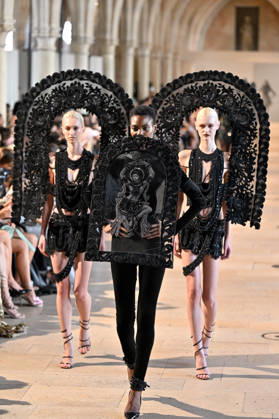 PFW Haute Couture Rahul Mishra Runway JR A model walks the runway at the Rahul Mishra show during Haute Couture Fashion Week in Paris, France, on 6 July 2026. Photo by Julien Reynaud APS-Medias ABACAPRESS.COM Paris France  Copyright: xReynaudxJulien APS-Medias ABACAx