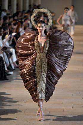 PFW Haute Couture Rahul Mishra Runway JR A model walks the runway at the Rahul Mishra show during Haute Couture Fashion Week in Paris, France, on 6 July 2026. Photo by Julien Reynaud APS-Medias ABACAPRESS.COM Paris France  Copyright: xReynaudxJulien APS-Medias ABACAx