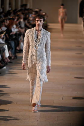 PFW Haute Couture Rahul Mishra Runway JR A model walks the runway at the Rahul Mishra show during Haute Couture Fashion Week in Paris, France, on 6 July 2026. Photo by Julien Reynaud APS-Medias ABACAPRESS.COM Paris France  Copyright: xReynaudxJulien APS-Medias ABACAx