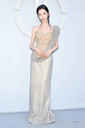 PFW Haute Couture Tony Ward Photocall JR Mengling Yi attending the Tony Ward photocall during Haute Couture Fashion Week in Paris, France, on 6 July 2026. Photo by Julien Reynaud APS-Medias ABACAPRESS.COM Paris France  Copyright: xReynaudxJulien APS-Medias ABACAx