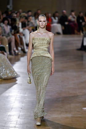 PFW Haute Couture Tony Ward Runway JR A model walks the runway at the Tony Ward show during Haute Couture Fashion Week in Paris, France, on 6 July 2026. Photo by Julien Reynaud APS-Medias ABACAPRESS.COM Paris France  Copyright: xReynaudxJulien APS-Medias ABACAx