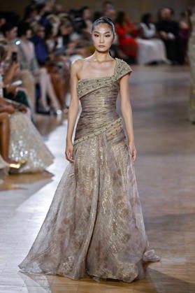 PFW Haute Couture Tony Ward Runway JR A model walks the runway at the Tony Ward show during Haute Couture Fashion Week in Paris, France, on 6 July 2026. Photo by Julien Reynaud APS-Medias ABACAPRESS.COM Paris France  Copyright: xReynaudxJulien APS-Medias ABACAx