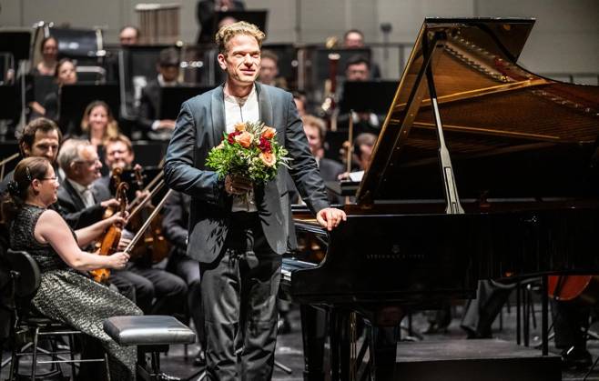 9. Sinfoniekonzert der NPW in Gelsenkirchen ** NUR FÜR REDAKTIONELLE ZWECKE ** EDITORIAL USE ONLY **<p>Der Pianist Joseph Moog nimmt am Montagabend, 06.07.2026, beim 9. und letzten Sinfoniekonzert der Neuen Philharmonie Westfalen in der Spielzeit 2025 26 im Musikthetaer im Revier Gelsenkirchen den Applaus des Publikums entgegen. Zuvor hat er das Konzert für Klavier und Orchester Nr. 2 c-Moll op 18 von Sergej Rachmaninow (1873 - 1943) gespielt. Deutschland NRW Gelsenkirchen Copyright: MartinxMöller
