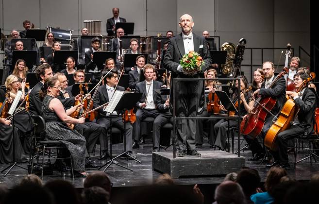 9. Sinfoniekonzert der NPW in Gelsenkirchen ** NUR FÜR REDAKTIONELLE ZWECKE ** EDITORIAL USE ONLY **<p>Generalmusikdirektor Rasmus Baumann nimmt am Montagabend, 06.07.2026, nach dem 9. und letzten Sinfoniekonzert der Neuen Philharmonie Westfalen in der Spielzeit 2025 26 im Musikthetaer im Revier Gelsenkirchen den Applaus des Publikums entgegen. Deutschland NRW Gelsenkirchen Copyright: MartinxMöller