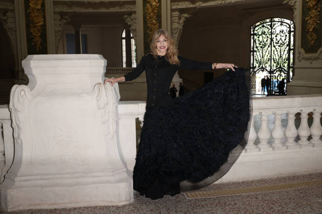 Chanel Fall Winter 2026 2027 Haute Couture photocall Arielle Dombasle Photocall Chanel Haute Couture automne-hiver 2026 2027 au Grand Palais Ã Paris, le 7 juillet 2026. Chanel Fall Winter 2026 2027 Haute Couture photocall at the Grand Palais in Paris on July 7, 2026.  Copyright: xFabricexChasseryx