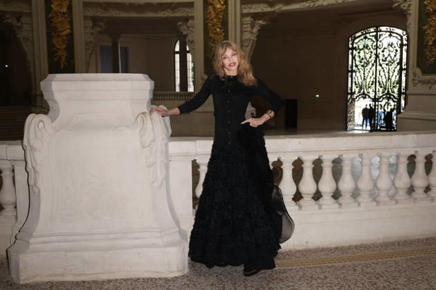 Chanel Fall Winter 2026 2027 Haute Couture photocall Arielle Dombasle Photocall Chanel Haute Couture automne-hiver 2026 2027 au Grand Palais Ã Paris, le 7 juillet 2026. Chanel Fall Winter 2026 2027 Haute Couture photocall at the Grand Palais in Paris on July 7, 2026.  Copyright: xFabricexChasseryx
