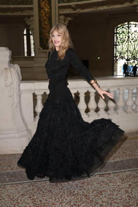 Chanel Fall Winter 2026 2027 Haute Couture photocall Arielle Dombasle Photocall Chanel Haute Couture automne-hiver 2026 2027 au Grand Palais Ã Paris, le 7 juillet 2026. Chanel Fall Winter 2026 2027 Haute Couture photocall at the Grand Palais in Paris on July 7, 2026.  Copyright: xFabricexChasseryx