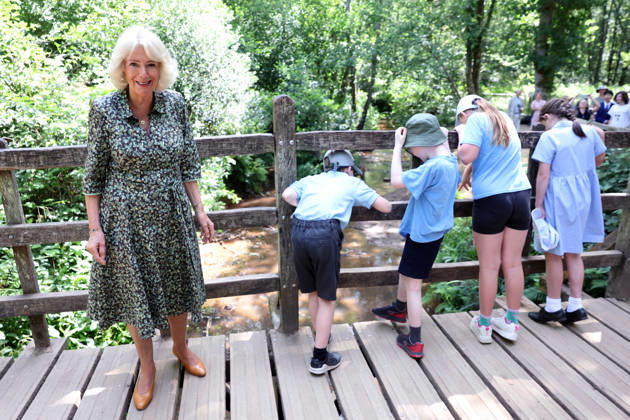 Queen Camilla Commemorates 100 Years Of Winnie The Pooh HARTFIELD, ENGLAND - JULY 07: Queen Camilla plays a game of ˜pooh sticks™ on ˜Poohsticks Bridge™ with children who won a Winnie-the-Pooh-themed poetry competition during her visit to Ashdown Forest to commemorate 100 Years of Winnie-the-Pooh at Ashdown Forest on July 07, 2026 in Hartfield, England. Ashdown Forest was the inspiration for the Hundred Acre Wood in A.A. Milne s classic Winnie-the-Pooh children s books. The Queen visited the forest in her role as patron of the Royal Literary Fund., Credit:Chris Jackson PA ROTA - B68 Avalon United Kingdom, England, Hartfield, Ashdown Forest  Copyright: xChrisxJacksonx xPAxROTAx-xB68x xAvalonx 1115013189