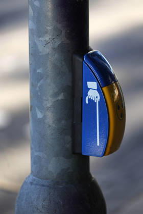 Düsseldorf, Deutschland, 06.09.2023 Ampelanlagen für blinde und sehbehinderte Menschen (sogenannte Blindenampeln) sind mit speziellen Zusatzfunktionen ausgestattet, die ein sicheres Überqueren der Straße gewährleisten. Sie verfügen über akustische und spürbare Signale an den gelben Ampelkästen an einem Fussgängerüberweg in Düsseldorf - Mörsenbroich
