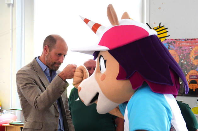 Prince William visits the London Welsh School in London, UK, 07 July 2026 The Prince of Wales meets Finnie, the Official Glasgow 2026 Mascot, during his visit to the Ysgol Gymraeg Llundain (The London Welsh School) in Hanwell, West London, to join pupils in sending their best wishes to Team Wales ahead of the Glasgow 2026 Commonwealth Games, taking place from July 23 to August 2, featuring 10 sports and six para-sports. Picture date: Tuesday July 7, 2026., Credit:Aaron Chown PA ROTA - B68 Avalon London, United Kingdom Copyright: xAaronxChownx xPAxROTAx-xB68x xAvalonx 1115025179