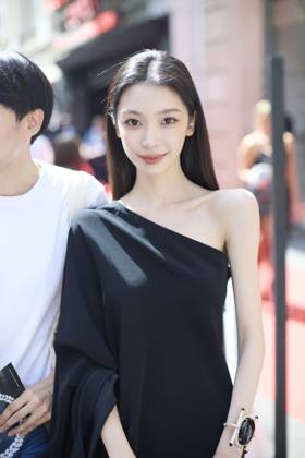 PARIS, FRANCE - JULY 07: Yi Mengling attends the Stephane Rolland show during Paris Haute Couture Fashion Week Fall Winter 2026 on July 7, 2026 in Paris, France.  Copyright: xVCGx 111652911214