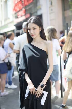 PARIS, FRANCE - JULY 07: Yi Mengling attends the Stephane Rolland show during Paris Haute Couture Week Fall Winter 2026 on July 7, 2026 in Paris, France.  Copyright: xVCGx 111652911303